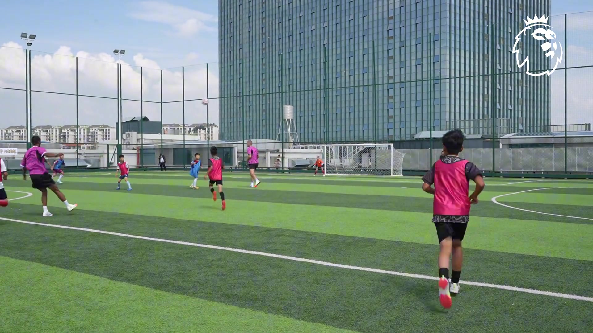 前英超球星现身昆明野球场面对小学生重拳出击