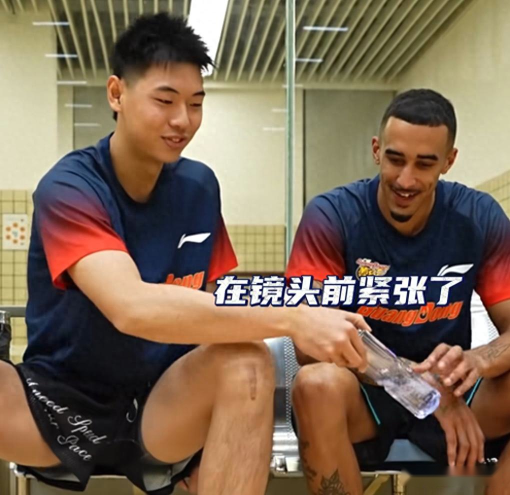 广东趣味比拼！崔永熙与奎因立水瓶，连续失败曝金句，伤疤引心疼