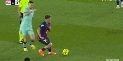 第53分钟,桑切特凶狠踢倒费尔明,裁判经VAR确认将黄牌改为红牌